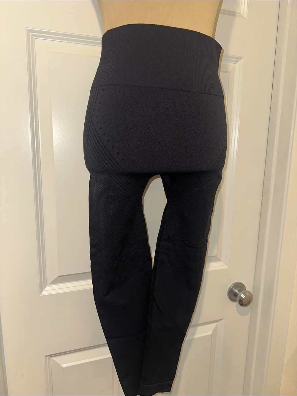 High-compression, High-Rise Black Seamless Performance Leggings - Picture 3 of 4